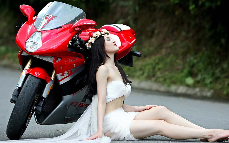 Beautiful girls and motorcycles in Sialkot