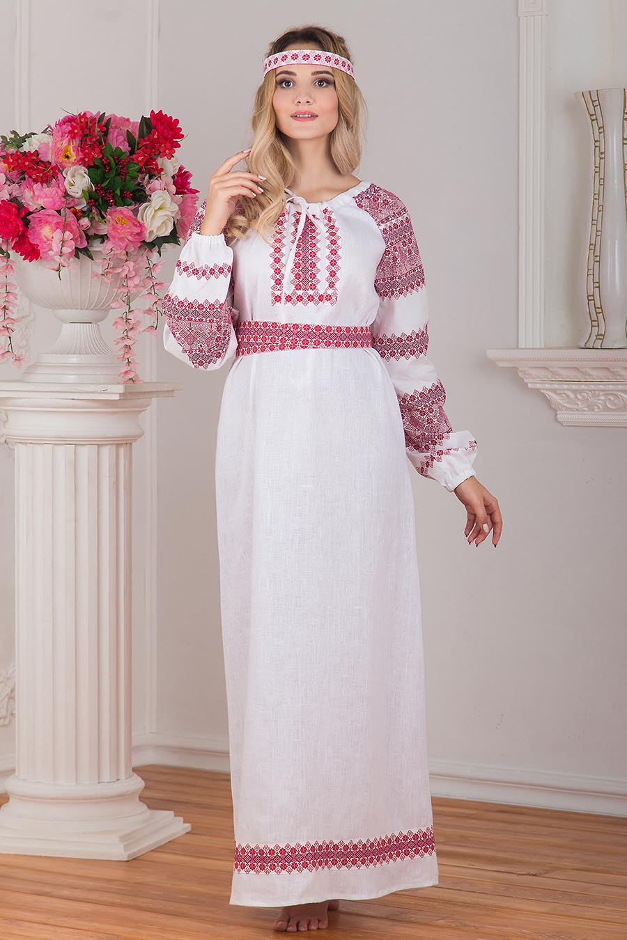 Women in Slavic costumes in Sialkot