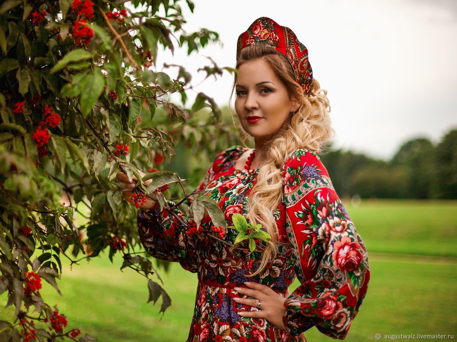 Women in Slavic costumes in Sialkot