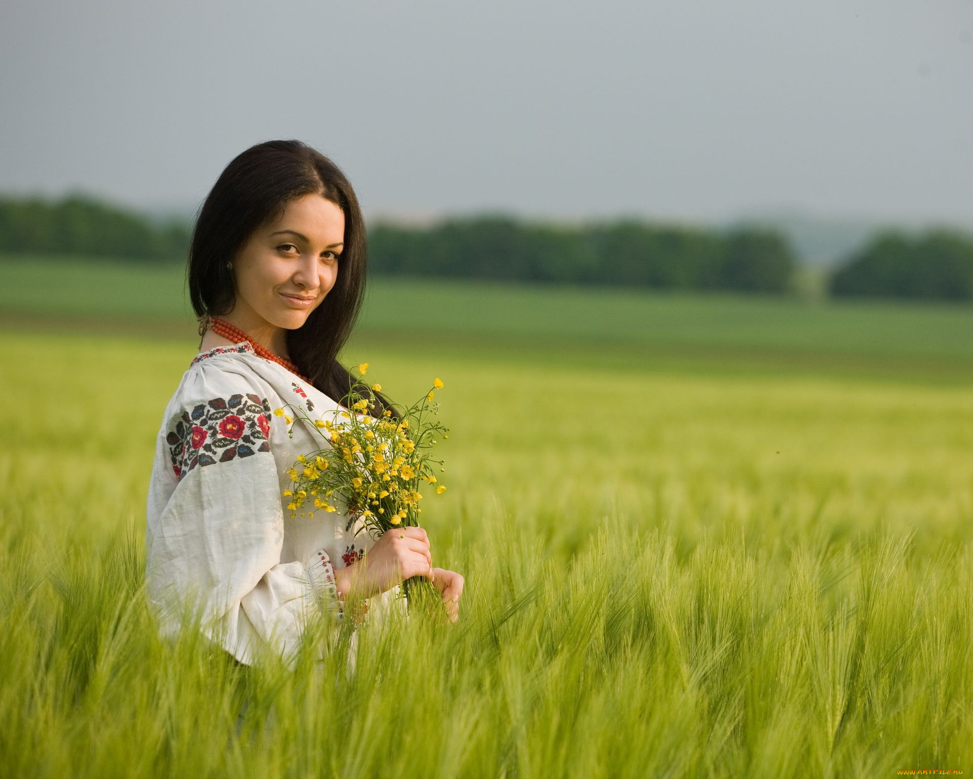 Women in Slavic costumes in Sialkot
