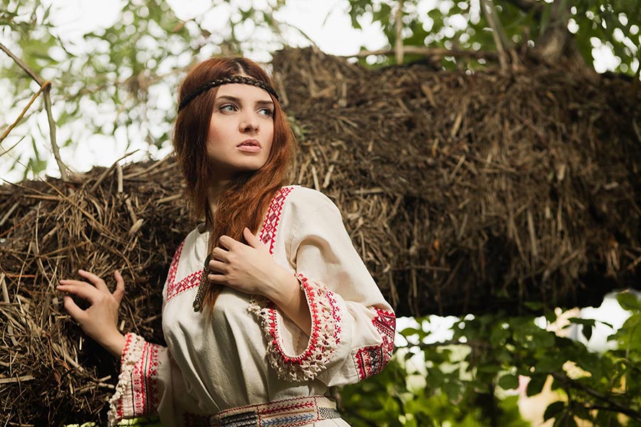 Women in Slavic costumes in Sialkot