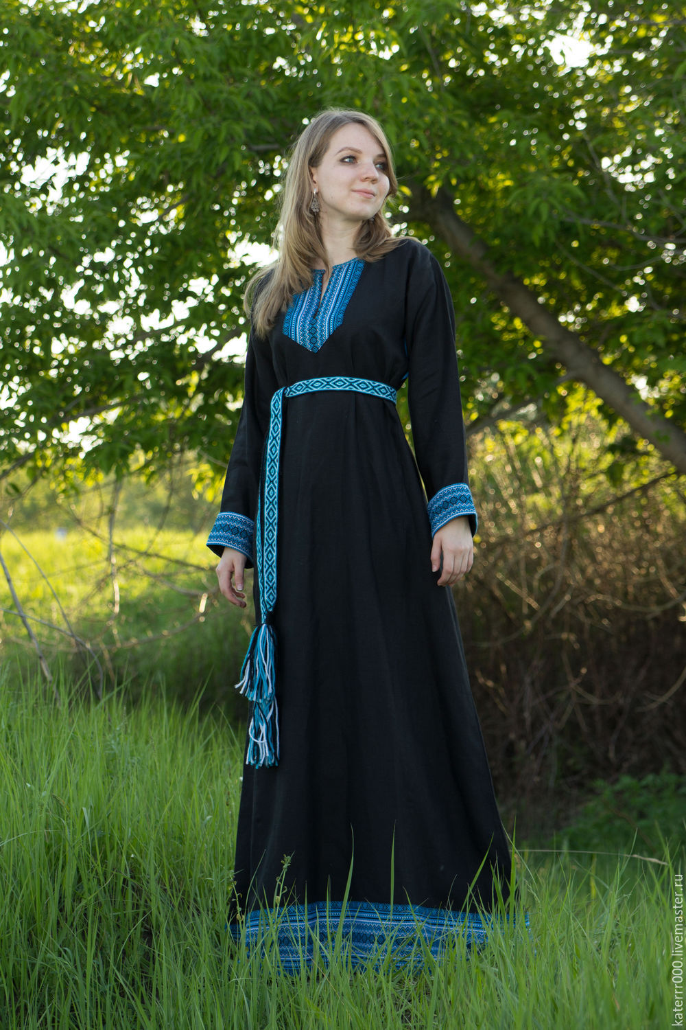 Women in Slavic costumes in Sialkot