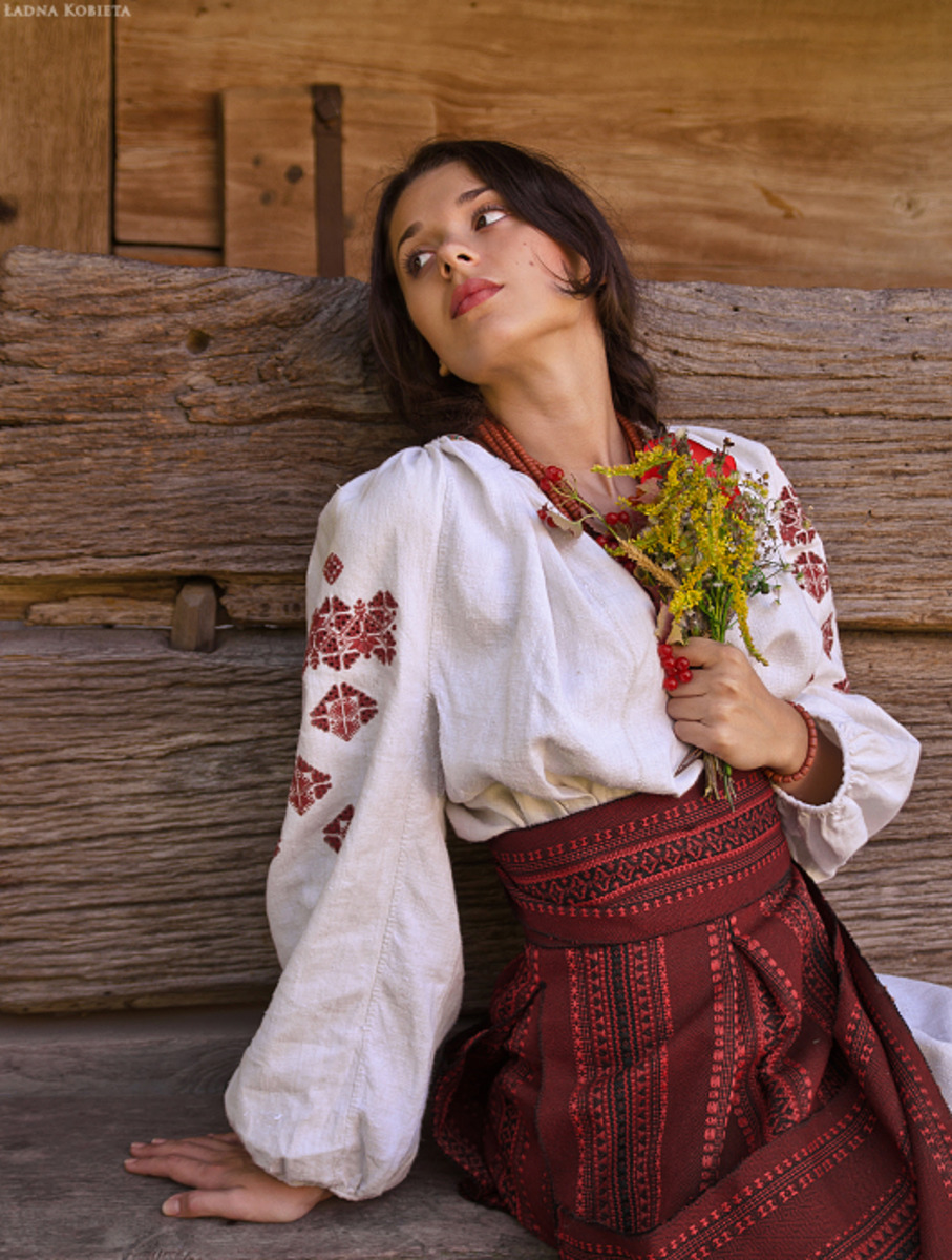 Girls in Slavic costumes in Sialkot