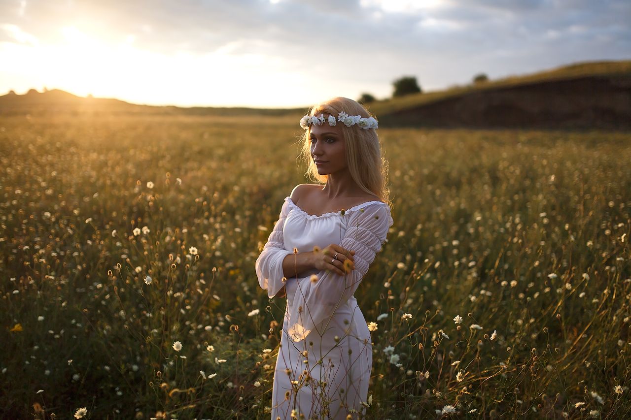 Girls in Slavic costumes in Sialkot